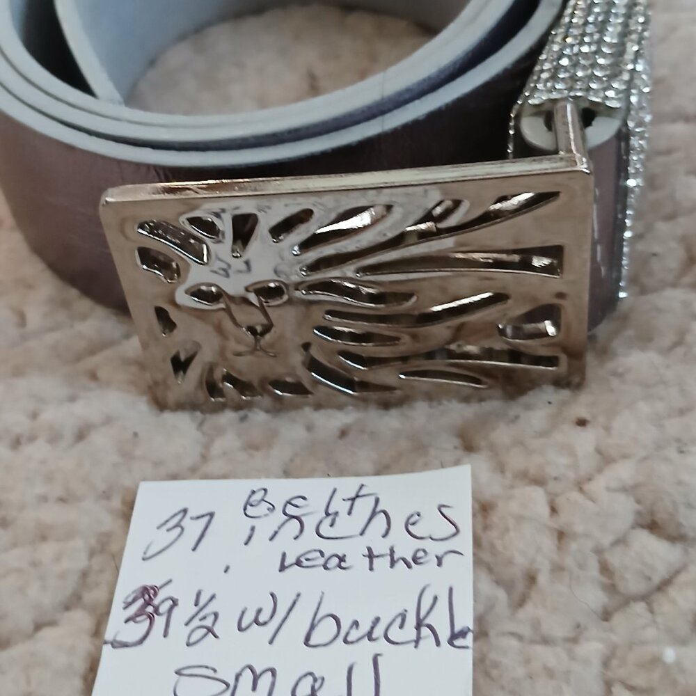 Looks to be an Ann Klein belt. Lion buckle.